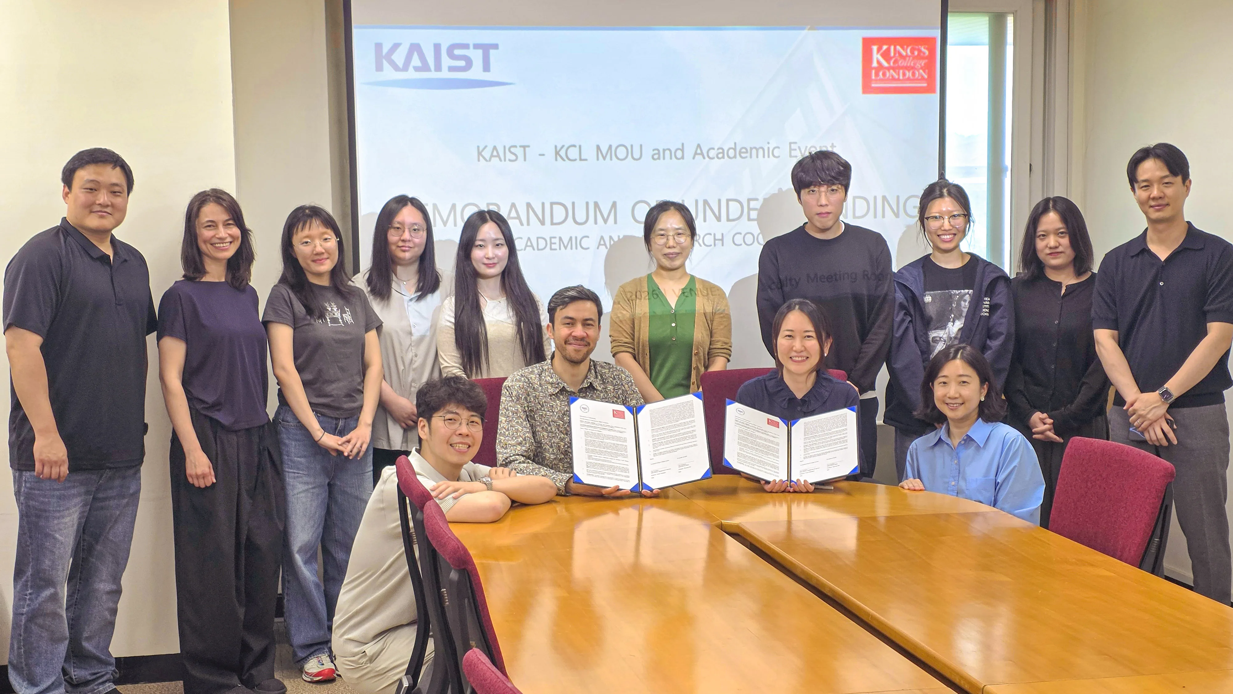 KAIST researchers and graduate students with visitors from King's College London.